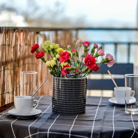 Flavia - Balcony Glimpse Of The Sea Αζάτσιο