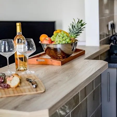 Flavia - Balcony Glimpse Of The Sea Apartament *